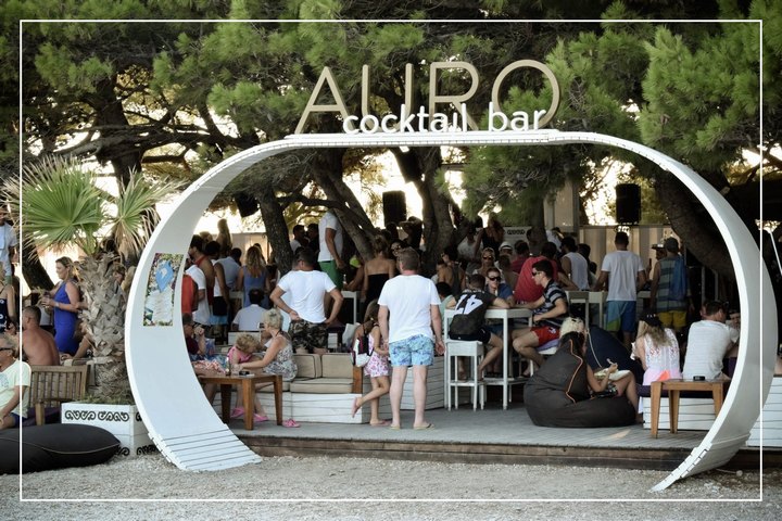 Auro Beach Bar in Bol